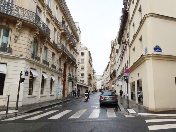 パリの通り沿いで見かけた空室ありの広告。オフィスのようだった