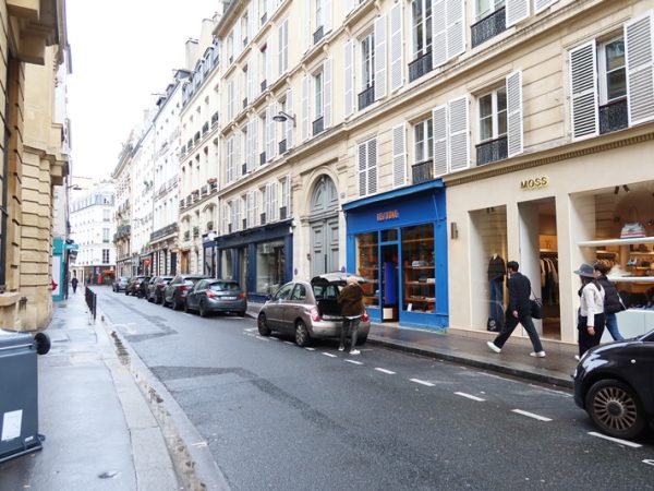 最初に見学したのは右手、青い扉の先にある薄いグリーンの扉の物件。建物の前に停まっているのが不動産会社のマダムの車