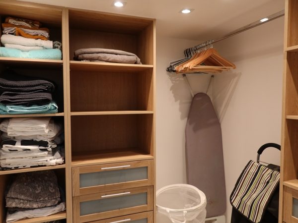 １軒目に見学させていただいた建物の階段。こうした螺旋階段が多く、大きな荷物の搬入は難しい。そこで引っ越し時にはリフトを使い、窓から入れるそうだ