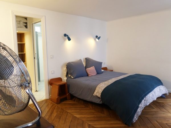 寝室。左手のドアの向こうに収納とバスルームなどがある