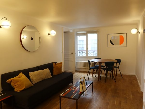 最初に見学したのは右手、青い扉の先にある薄いグリーンの扉の物件。建物の前に停まっているのが不動産会社のマダムの車