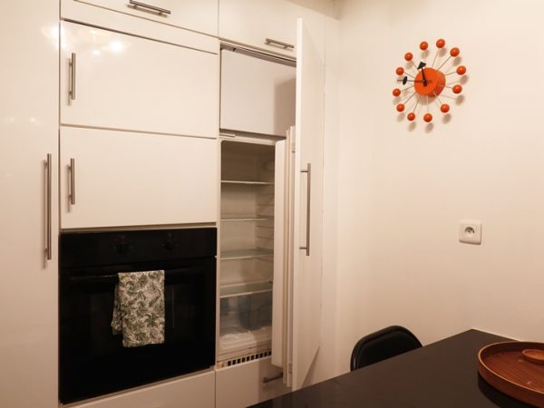 １軒目に見学させていただいた建物の階段。こうした螺旋階段が多く、大きな荷物の搬入は難しい。そこで引っ越し時にはリフトを使い、窓から入れるそうだ