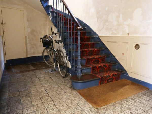 １軒目に見学させていただいた建物の階段。こうした螺旋階段が多く、大きな荷物の搬入は難しい。そこで引っ越し時にはリフトを使い、窓から入れるそうだ