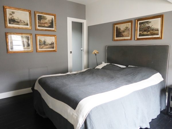 寝室。左手のドアの向こうに収納とバスルームなどがある