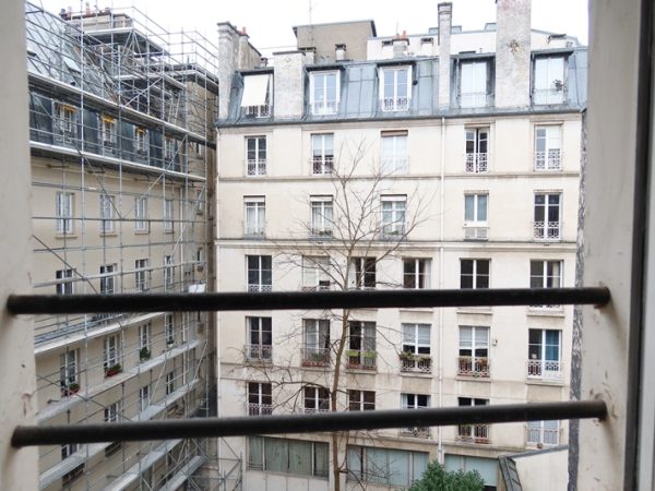 １軒目に見学させていただいた建物の階段。こうした螺旋階段が多く、大きな荷物の搬入は難しい。そこで引っ越し時にはリフトを使い、窓から入れるそうだ