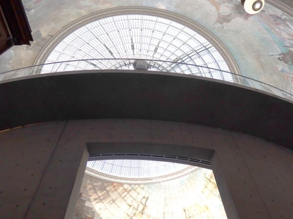 入口から中央部に近づくと目の前にコンクリートの壁が