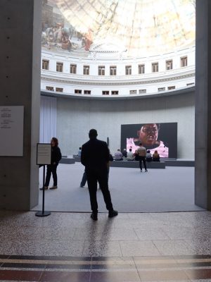 入口から中央部に近づくと目の前にコンクリートの壁が