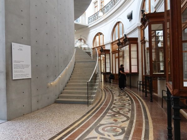 入口から中央部に近づくと目の前にコンクリートの壁が