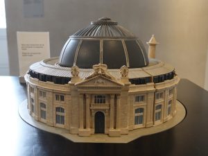 建物全景。円筒状の建物は建てられた時点では中央部に屋根はかかっていなかった