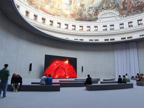 内部構造を解説する模型。同心円状のコンクリートの円筒を既存建物の中に入れてある