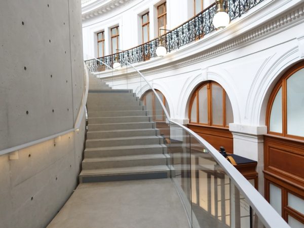 内部構造を解説する模型。同心円状のコンクリートの円筒を既存建物の中に入れてある