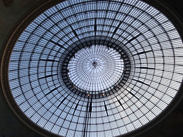 建物全景。円筒状の建物は建てられた時点では中央部に屋根はかかっていなかった