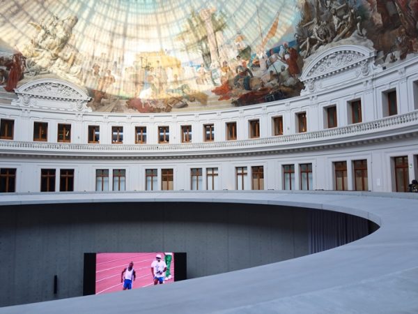 内部構造を解説する模型。同心円状のコンクリートの円筒を既存建物の中に入れてある