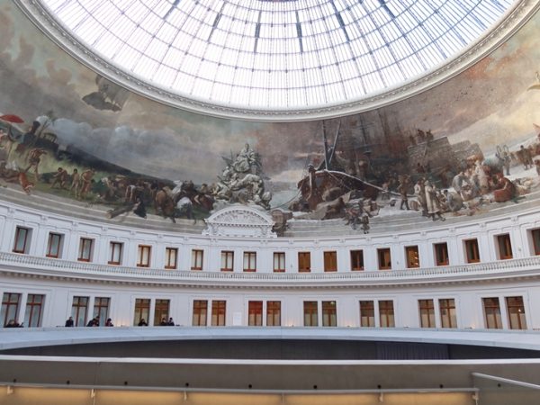 世界の５大陸を貿易というキーワードで繋いだ巨大な絵。大陸を分けるように描かれている銅像部分はマデロールが手掛けた。左側、雲の中にいるのは新大陸を発見したコロンブスなのだとか