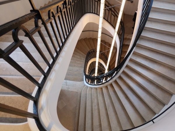 世界の５大陸を貿易というキーワードで繋いだ巨大な絵。大陸を分けるように描かれている銅像部分はマデロールが手掛けた。左側、雲の中にいるのは新大陸を発見したコロンブスなのだとか