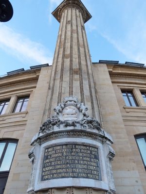 ブルス・ドゥ・コメルスは地図の左側の丸い部分。隣接して公園、商業施設などがある