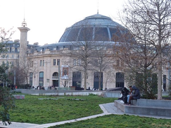 ブルス・ドゥ・コメルスは地図の左側の丸い部分。隣接して公園、商業施設などがある