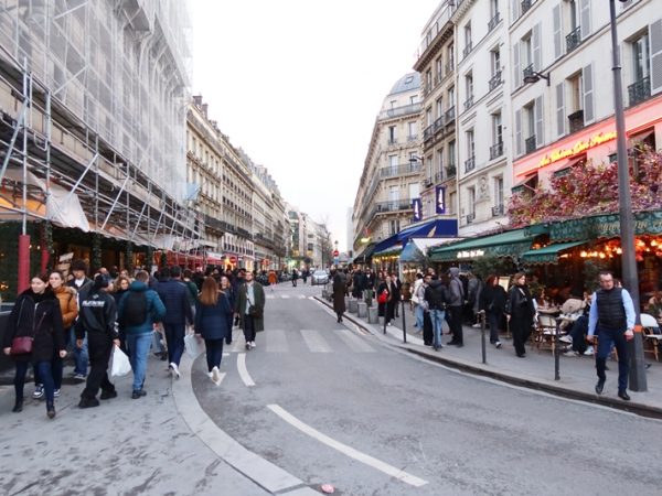 最初に見学したのは右手、青い扉の先にある薄いグリーンの扉の物件。建物の前に停まっているのが不動産会社のマダムの車