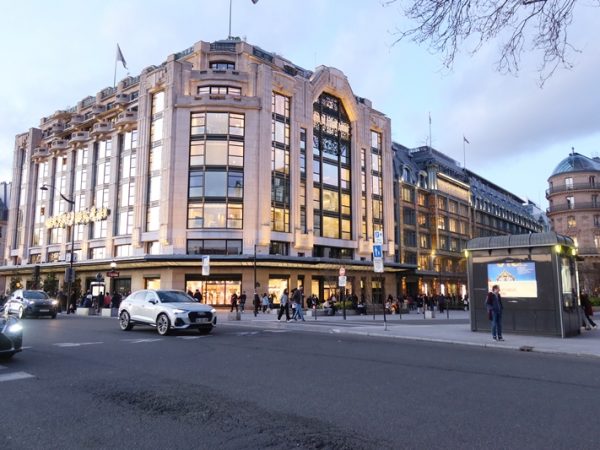 日本でいうところの１階はゼロ階。４階にレストランがある