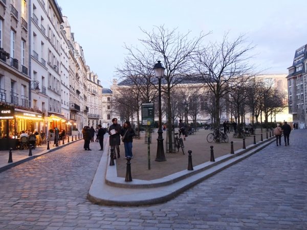 不動産会社の店頭。店頭にはこうしたきれいなディスプレイがあり、室内の写真、条件などが記載されている。右の隅にエネルギーに関する表示がある