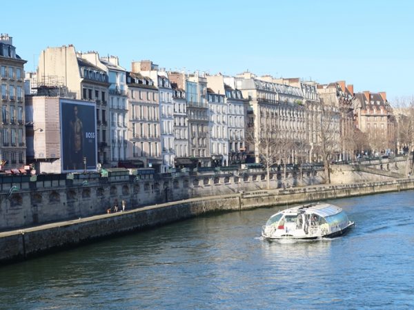 不動産会社の店頭。店頭にはこうしたきれいなディスプレイがあり、室内の写真、条件などが記載されている。右の隅にエネルギーに関する表示がある