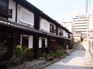 周辺と同一の敷地とみなすことで、再建築不可物件の建て替えを可能とする。空き地化を防ぎ、京町家の連なる風情ある町並みの再生を実現するほか、地域のつながりが強まることで、住民自治の推進にも貢献する