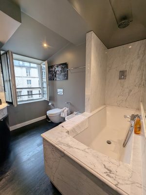 ２件目の物件のバスルーム。日本では使われないような材が使われている