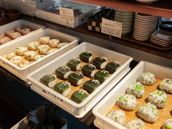 味付けの違うおむすびを用意、好きに食べられるようにした