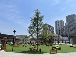 福岡市東区に誕生した民設民営の「ちはや公園」のコンセプトは「暮らしたのしむ、まちのオープンリビング」。収益の一部を地域に還元するほか、まちの人が自主的に活動し、地域がよくなるグッドサイクルを回すことを目指している