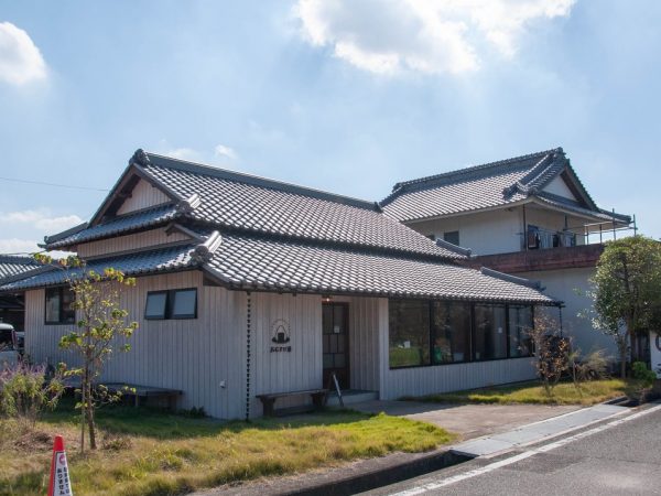 おむすび座のロゴマーク。このロゴデザインしたキャラクターグッズも販売されている