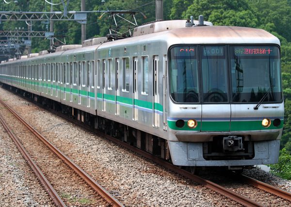 2025年3月15日のダイヤ改正では、かつて運行されていた小田急多摩線から東京メトロ千代田線に直通する急行が7年ぶりに復活することになる（画像：PIXTA）