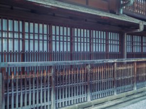 土壁の修繕や木製防火雨戸の設置など京町家の耐震・防火改修工事費を補助する事業。約2年間休止していたが、補助額を増やしたうえで2024年に再開した。2025年度も予算に達し次第終了するため、早めの申し込みがおすすめ