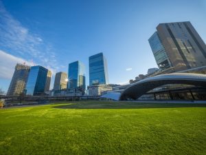 グラングリーン大阪の開発に盛り上がりを見せる大阪。分譲マンション「THE NORTH RESIDENCE」は、JR大阪駅北側の「うめきた2期」エリアに建築され、最上階の約305平方メートル2LDK住戸の販売価格は関西最高額となる25億円で設定された