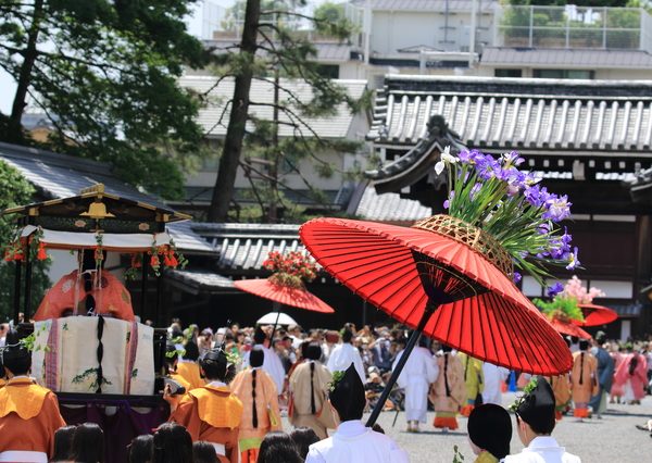 葵祭を見物するために道の両側に建てられた「桟敷」と呼ばれる仮設の建物が、町家の起源だという説がある