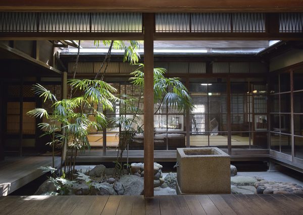 張見世（はりみせ）。通りの赤い格子から遊女たちを選んだ