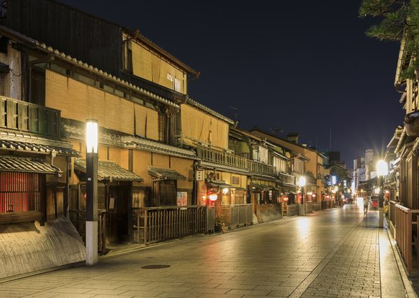 葵祭を見物するために道の両側に建てられた「桟敷」と呼ばれる仮設の建物が、町家の起源だという説がある