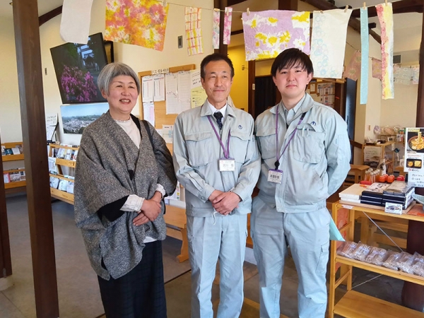 駅を降りた正面にある目立つ建物が観光・移住センターむすびめ。右側が駅前食堂、奥は料亭として使われていた