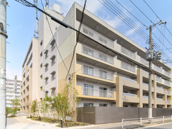 大規模修繕として外壁補修を行い、階層ごとに塗り分けられた外壁（写真提供：リノベる株式会社）

