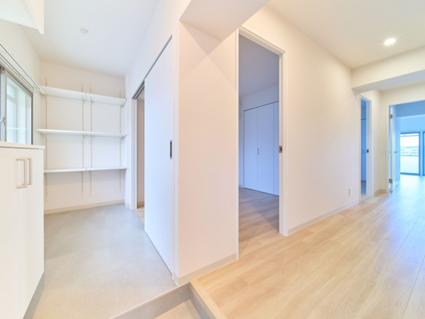 Bタイプ506号室。全面バルコニーに面した、陽光あふれるLDK（写真提供：リノベる株式会社）