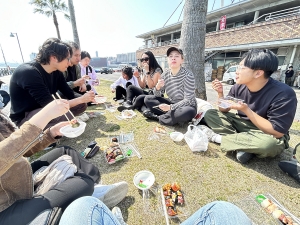 唐戸市場で寿司を楽しむ　提供：株式会社ARCH