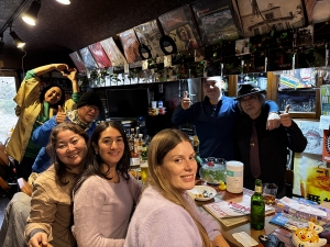 地元の飲食店で舌鼓を打つ　提供：株式会社ARCH