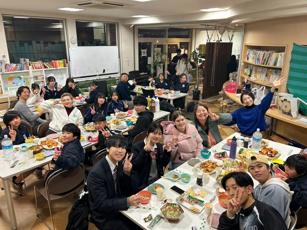 地元の飲食店で舌鼓を打つ　提供：株式会社ARCH