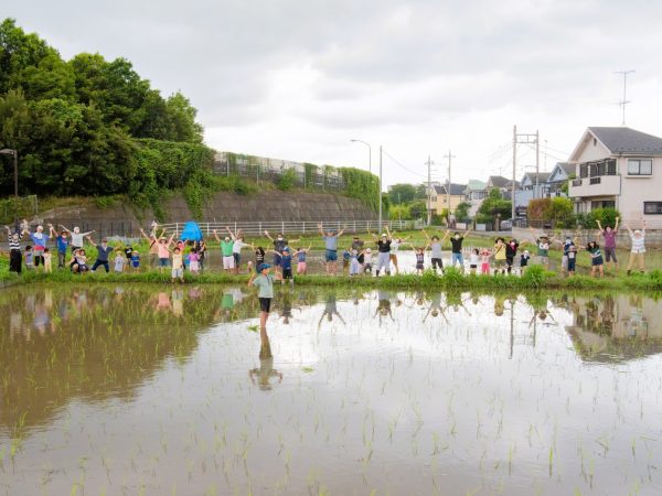屋根のある場所は、簡易キッチンがあり、みんなのたまり場だ（画像：くにたち農園の会提供）