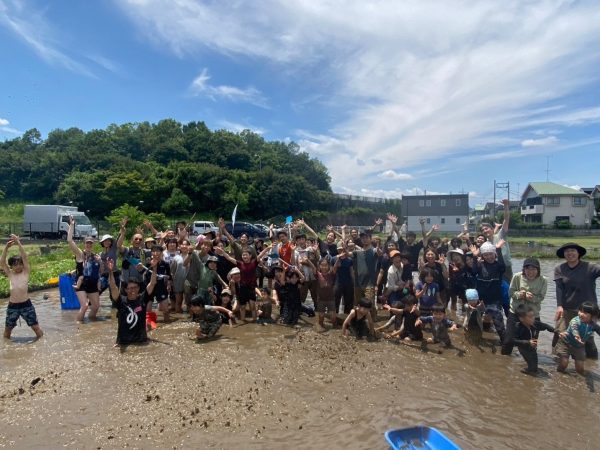 屋根のある場所は、簡易キッチンがあり、みんなのたまり場だ（画像：くにたち農園の会提供）