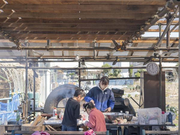 屋根のある場所は、簡易キッチンがあり、みんなのたまり場だ（画像：くにたち農園の会提供）