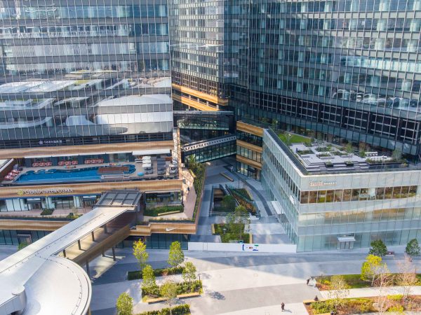 南館やうめきた公園には、平日でも数多くの人が訪れている