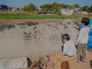 土管は子どもたちの秘密基地になる（画像：くにたち農園の会提供）

