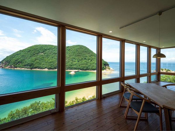 ゴミひとつ落ちていない遠浅の海。若い人達がポーズをとるなどしていた