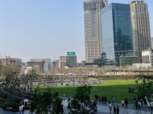 南館やうめきた公園には、平日でも数多くの人が訪れている