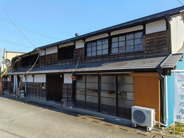 現在の田中家長屋。建物自体が湾曲しているので全体が見えにくい